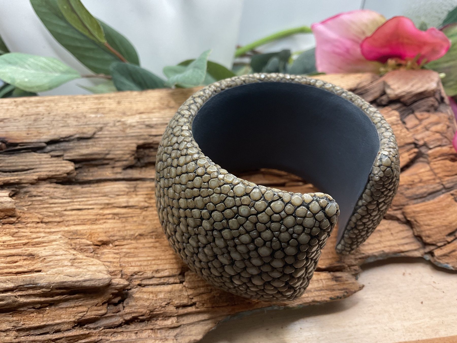 Bracciali & Braccialetti: Luxuriöse Armspange mit Rochenleder – Usato da luzern venduto da Alpendorf1