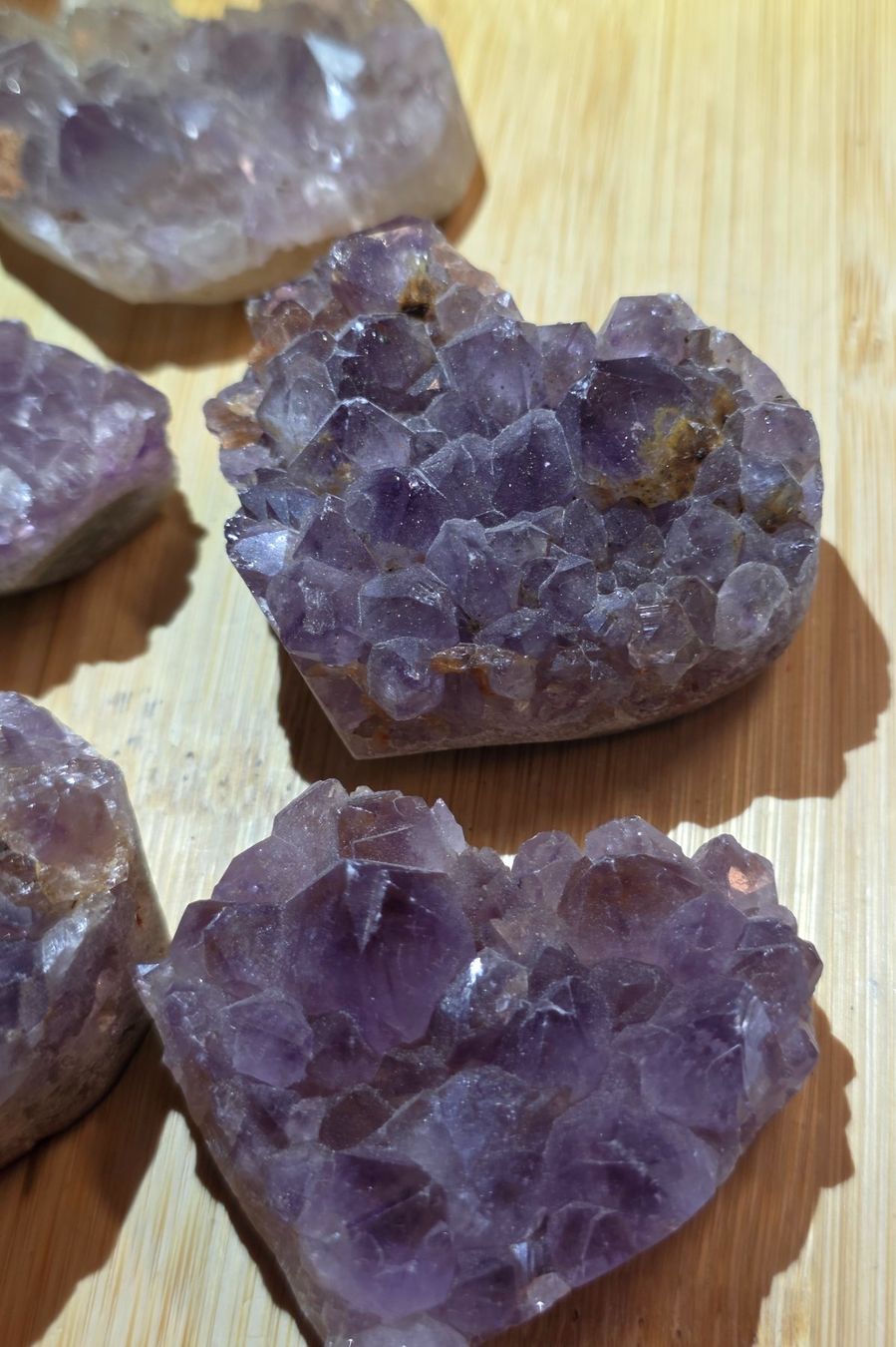 Minerali & Pietre curative: 4 Amethyst Herzen 1 Fluorit Stufe 365g – Nuovo e nell'imballaggio originale da Matzingen venduto da Shay_Crystalz 1