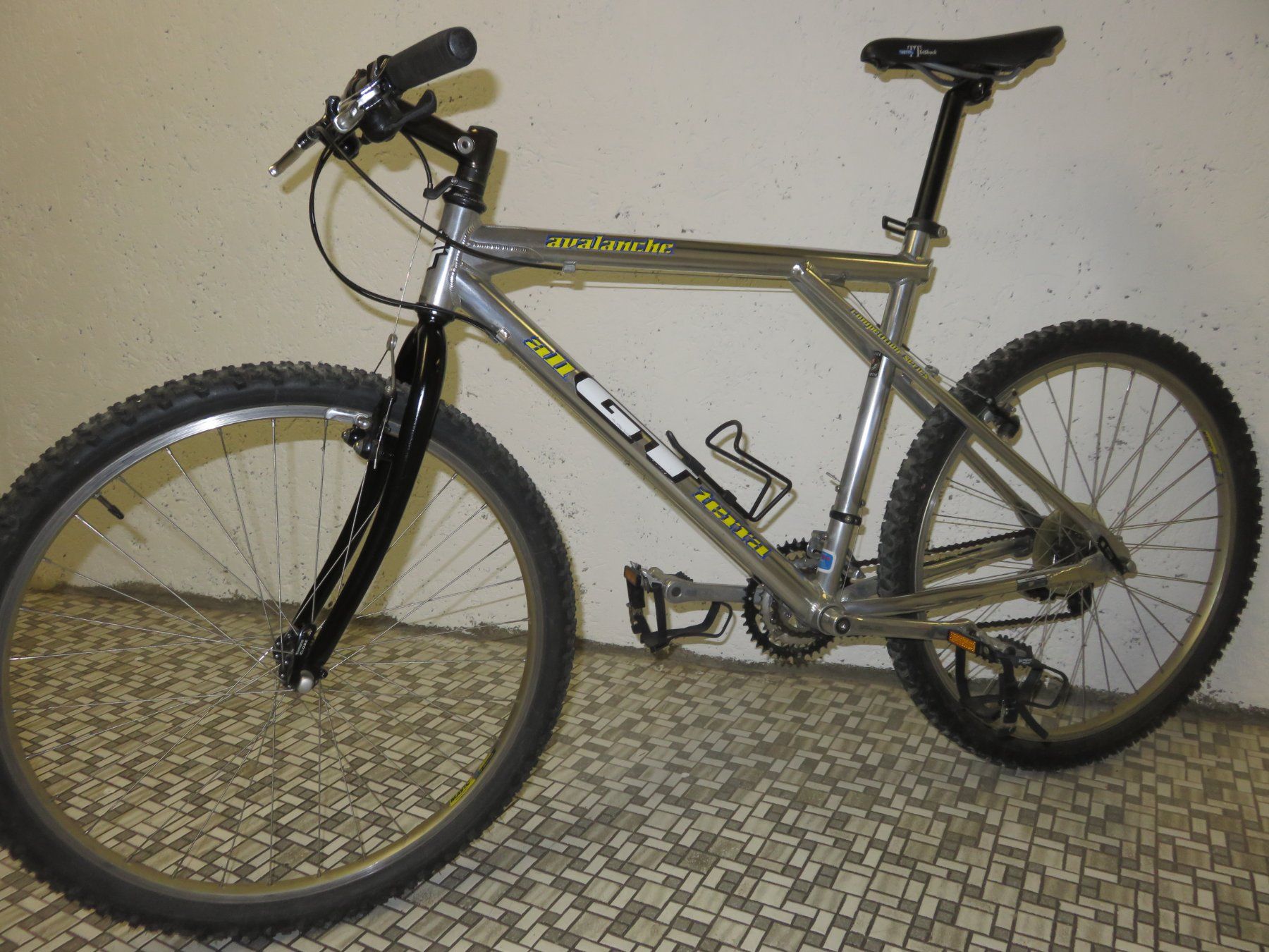 GT Velos: GT Avalanche MTB Retro Kult – Gebraucht aus Ammerswil AG von  8