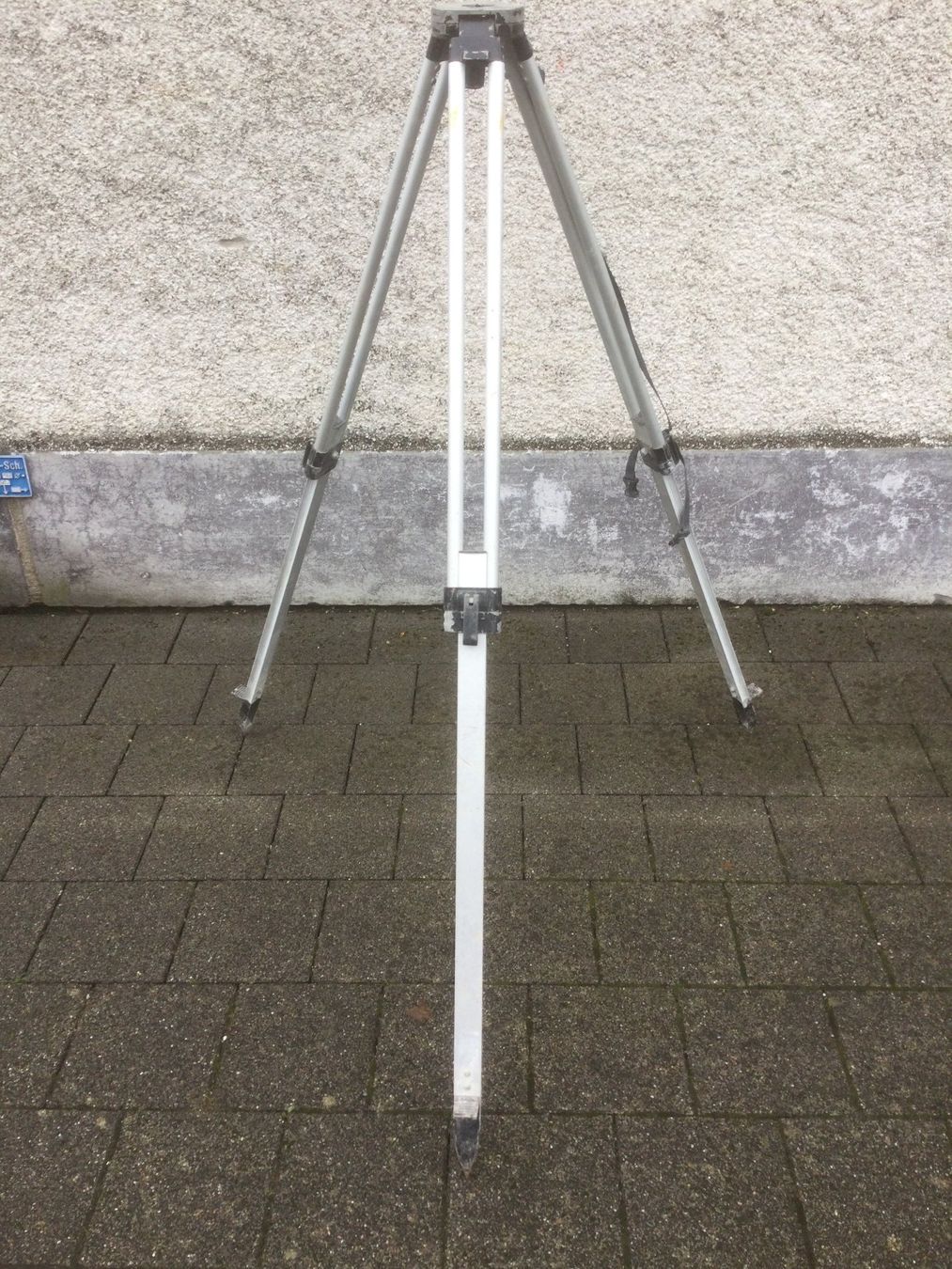 Treppiedi & Teste: Gebrauchtes Aluminium Stativ für Lampe oder Optik – Usato da Wangen SZ venduto da kuriosum12