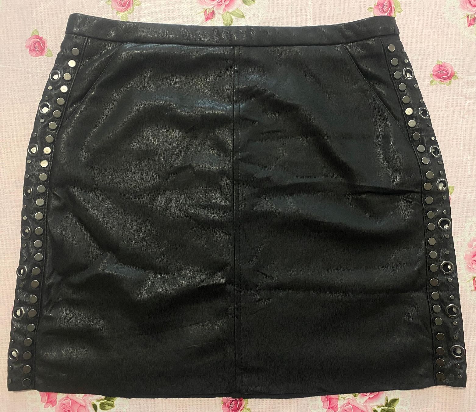Bershka Gonne: Schwarzer Rock mit Nieten, Gr. S , Bershka – Usato da Gasel venduto da doctor_doak