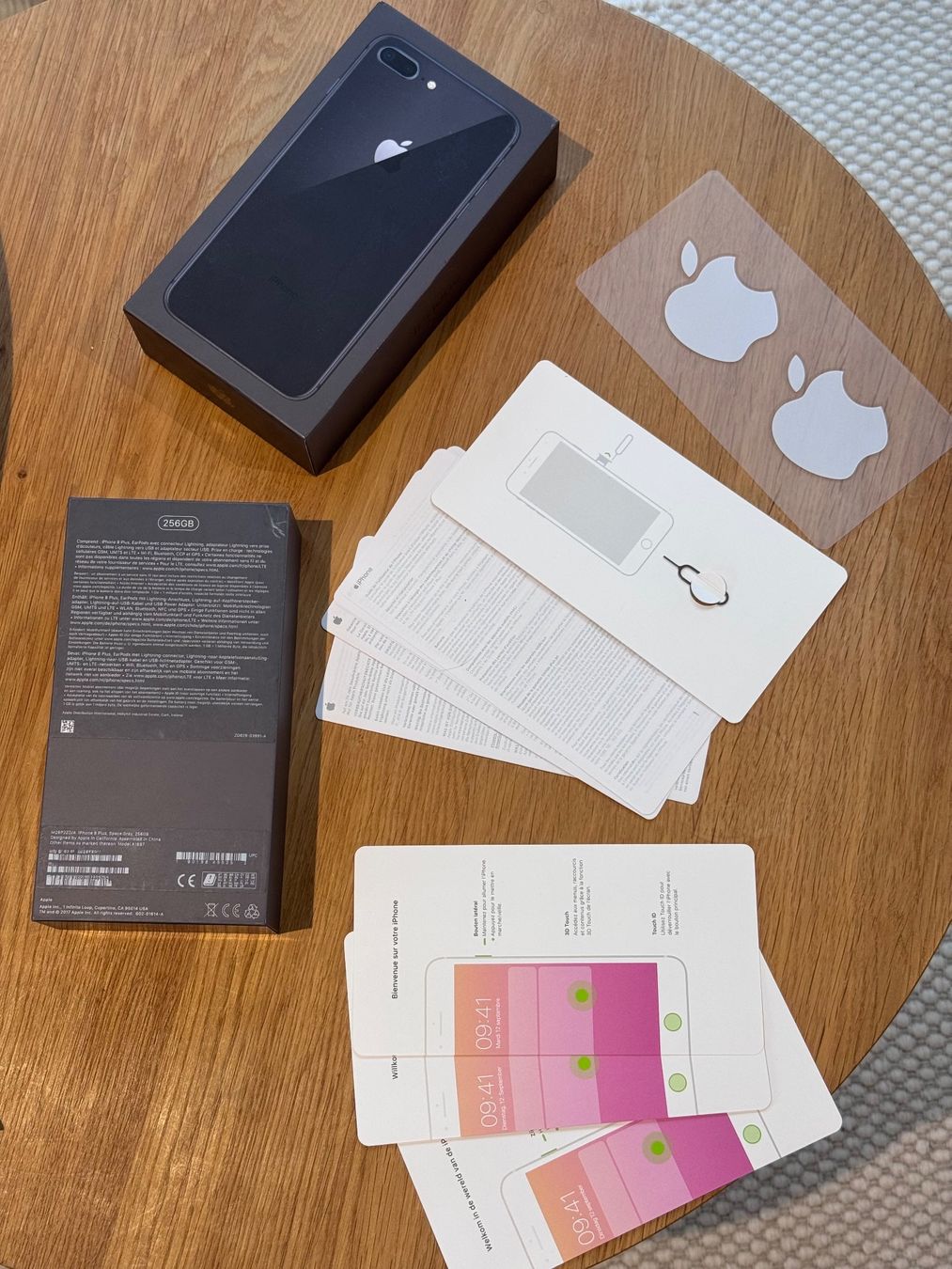 Sticker: iPhone 8 Plus Verpackung inkl. Apple Sticker und SIM-Tool – Usato da Wolfhausen venduto da Donatius777