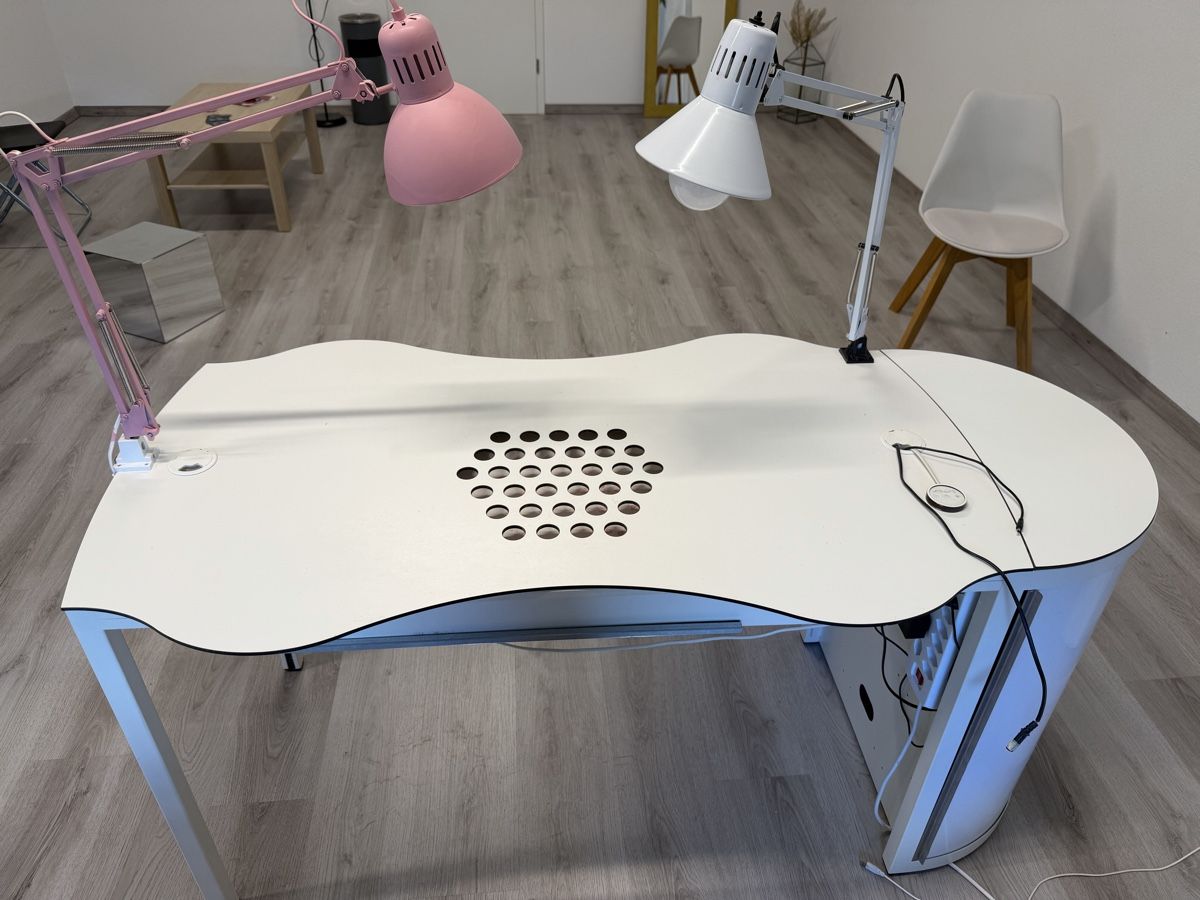 Maniküre: Table de Manucure Professionnel avec aspirateur – Gebraucht aus Vétroz von fre_b2fh 1