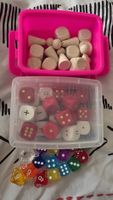Betzold Spielwürfel und Holzfiguren Set u.a. Würfel