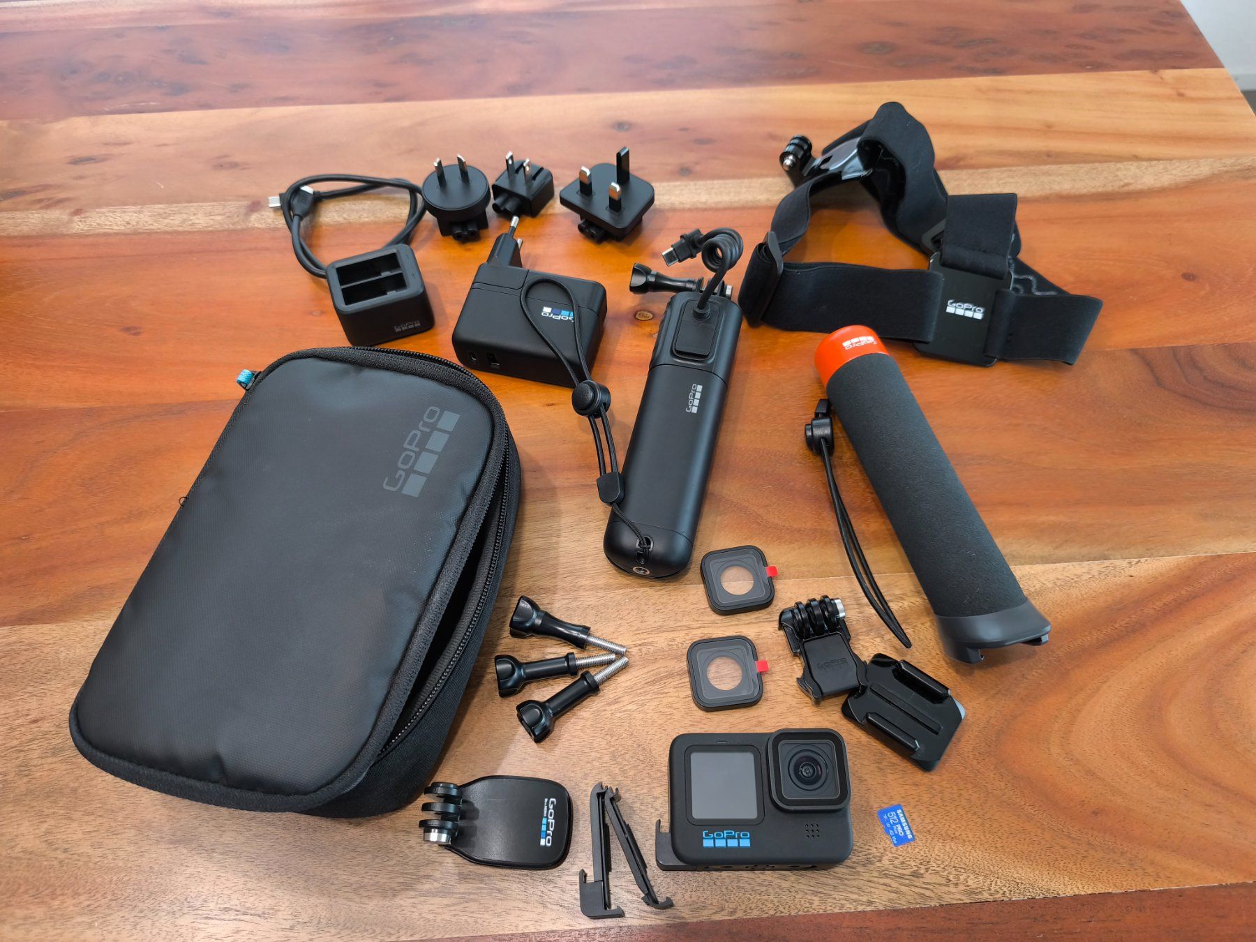 GoPro Hero 10 Black inkl. Volta und viel Zubehör (Gebraucht) in ...