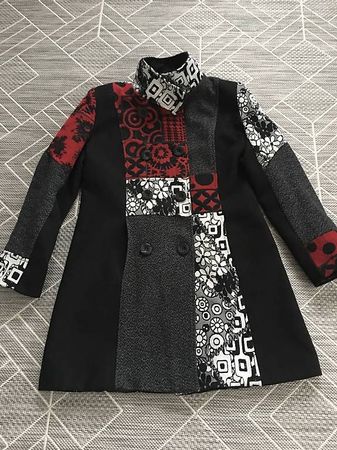 Schwarze Mantel mit bunte Muster passt Gr M Gr 38/ 40