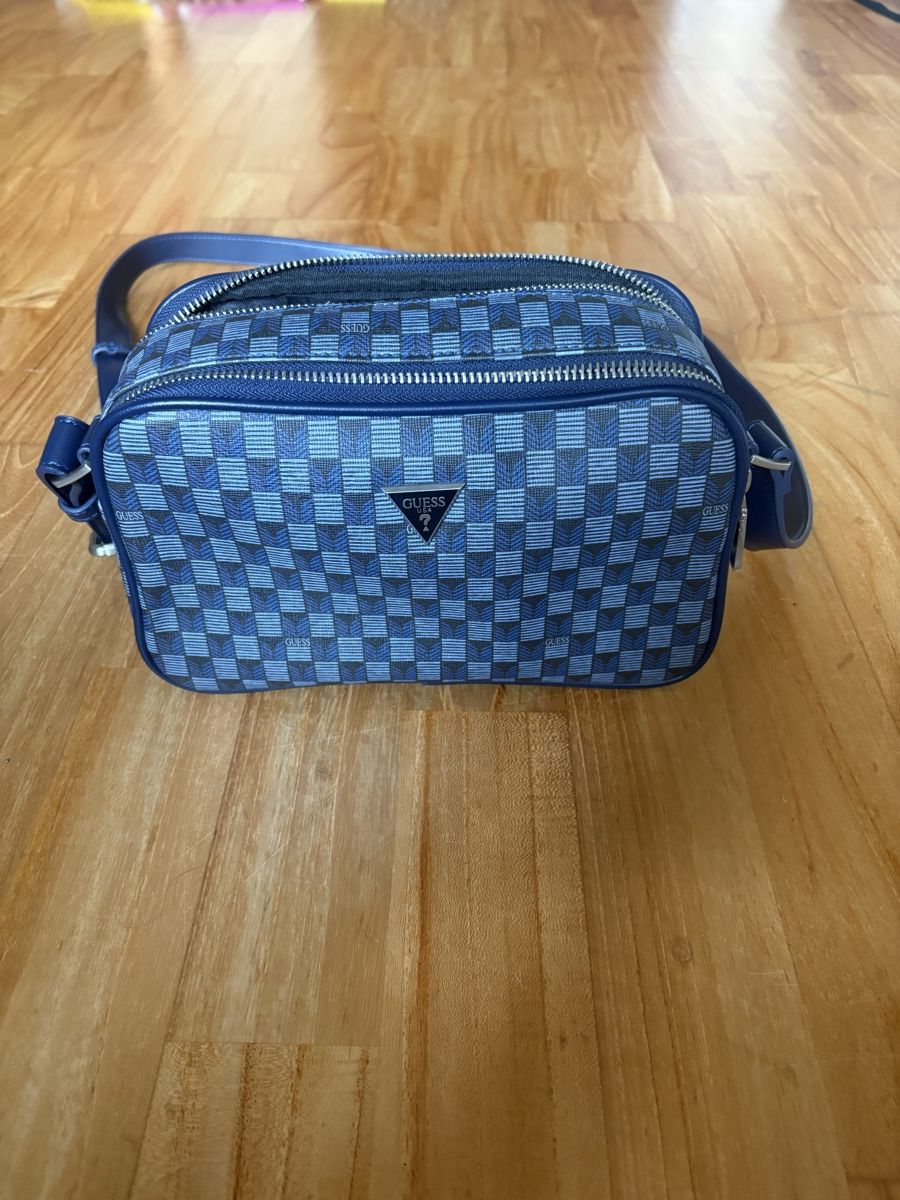 Guess Sonstige Kleidung & Accessoires: Sacoche GUESS Bleue – Neu (gemäss Beschreibung) aus La Chaux-de-Fonds von hug_y9hf