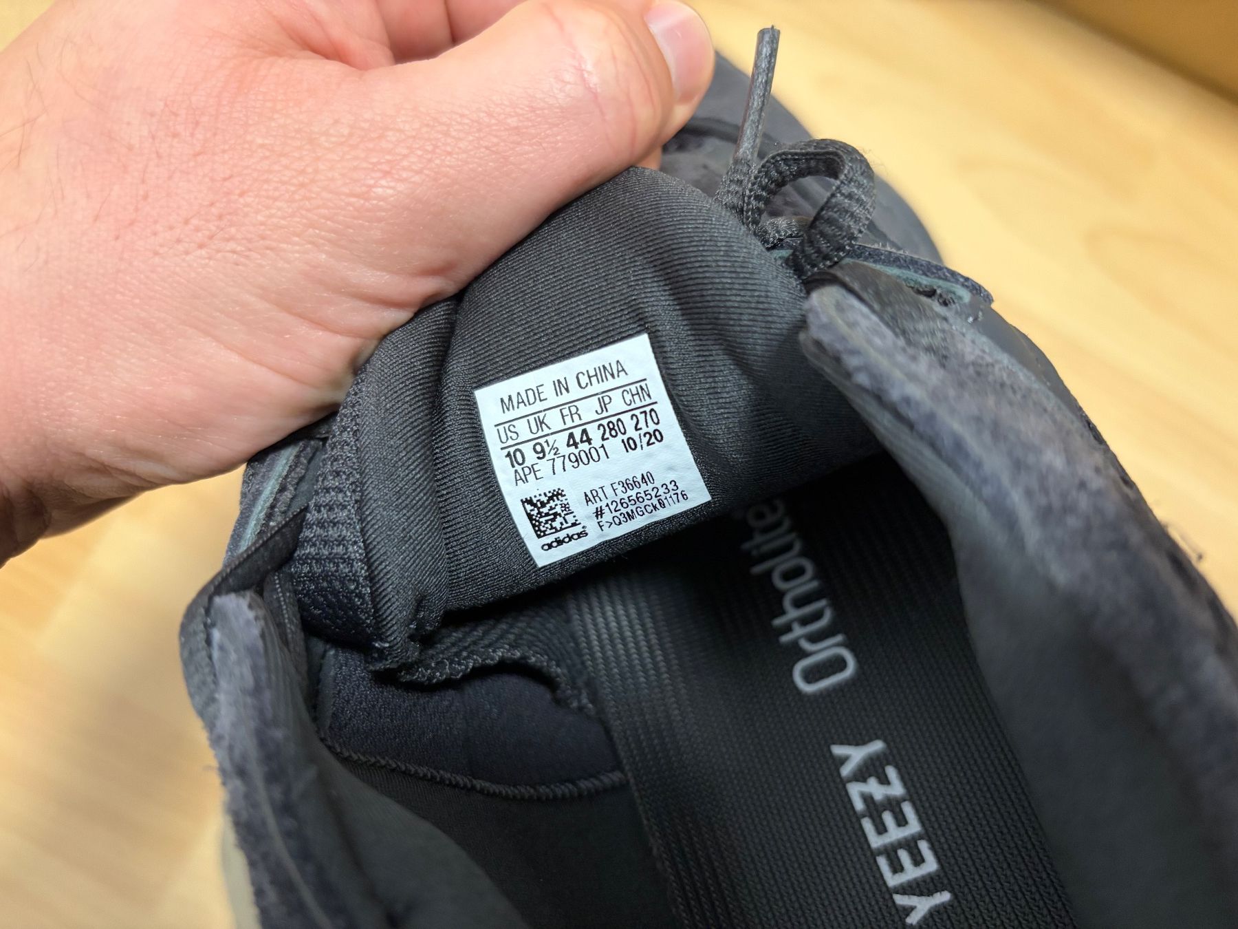 Adidas Scarpe da uomo: Yeezy 500 Utility Black, Size 44 – Nuovo (secondo la descrizione) da Weinfelden venduto da DTotheZ 3