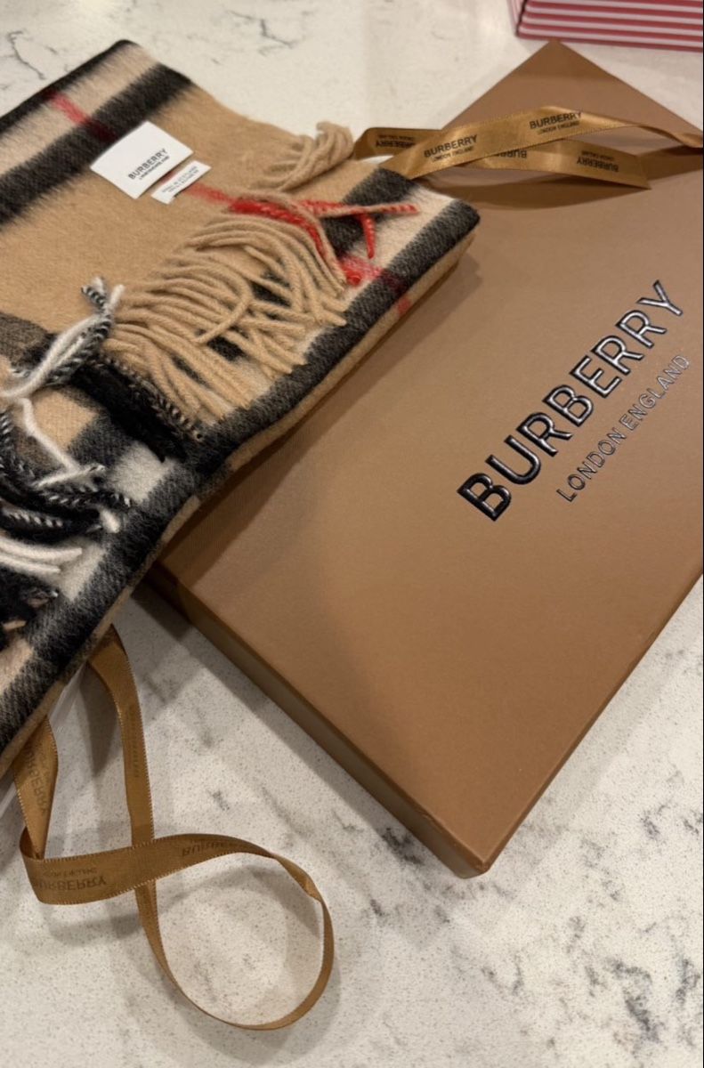 Burberry Foulards & écharpes: Écharpe Burberry – Neuf avec emballage d'origine à Neuchâtel par xiao_bei 1