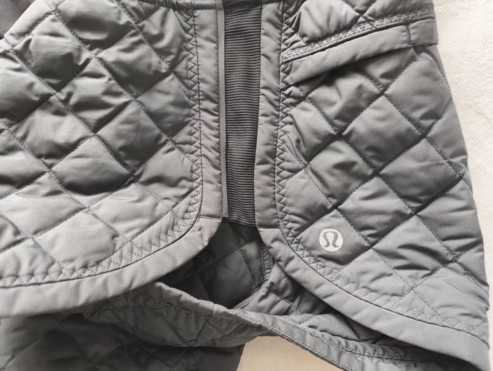 Lululemon Pantaloni: Lululemon Hot Cheeks II Quilted Down shorts 6 – Usato da Stein am Rhein venduto da DaOhana 3
