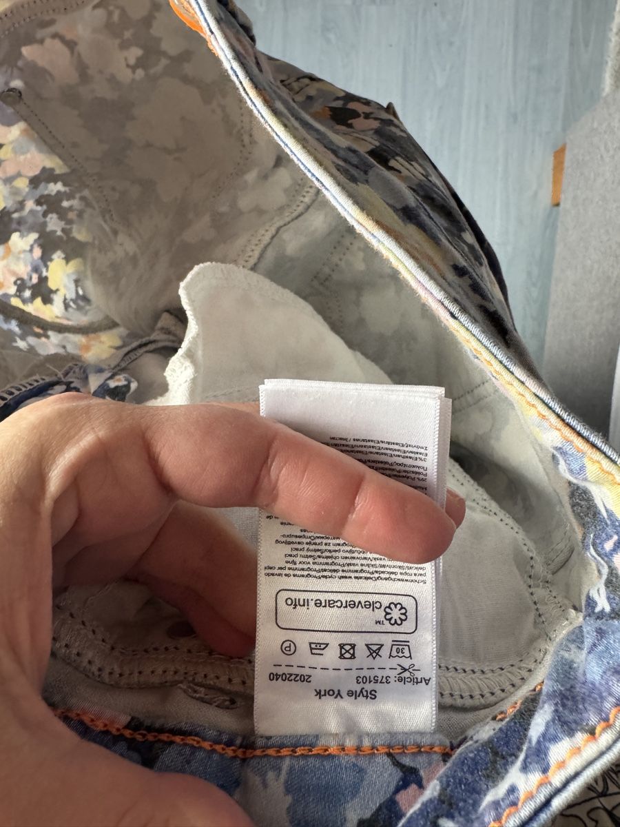 Jeans: Blumenmuster Hose, Grösse 38 – Gebraucht aus Wallisellen von car_w72g 1