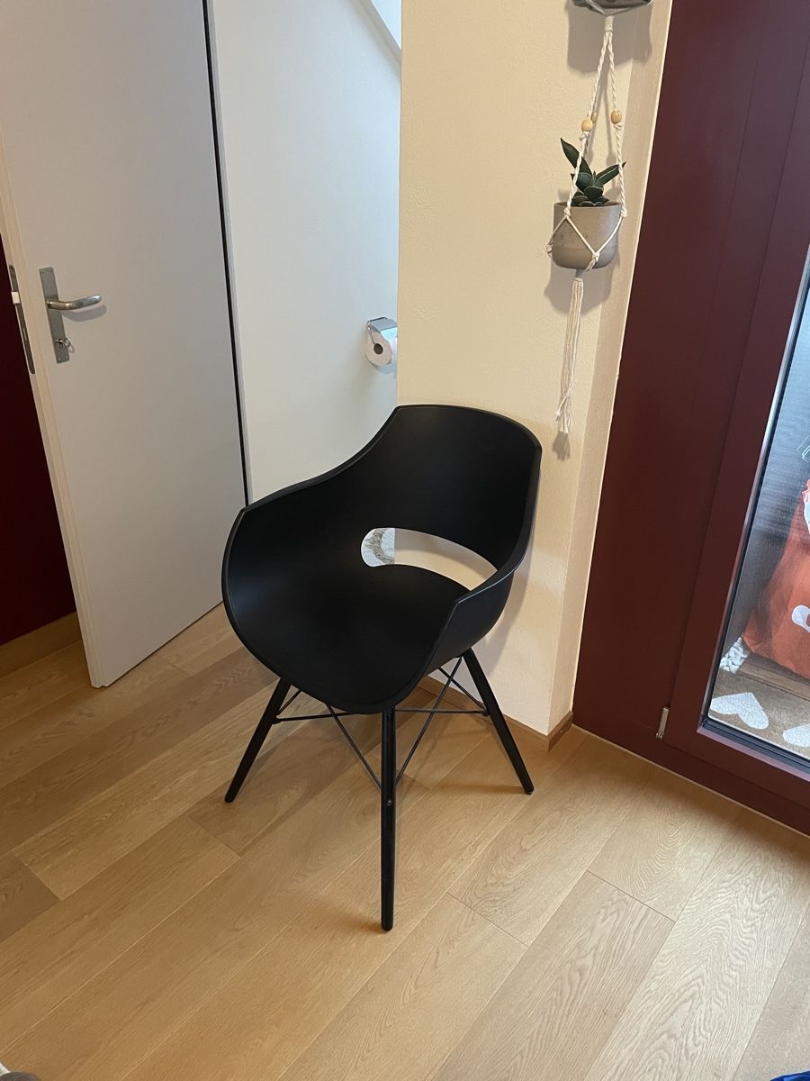 Stühle: Stuhl mit Kunststoffsitzschale – Gebraucht aus Basel von O.C.L