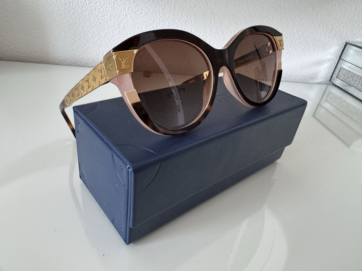 Louis Vuitton Occhiali & Lenti: Louis Vuitton Sonnenbrille – Nuovo (secondo la descrizione) da Nänikon venduto da Belle1605