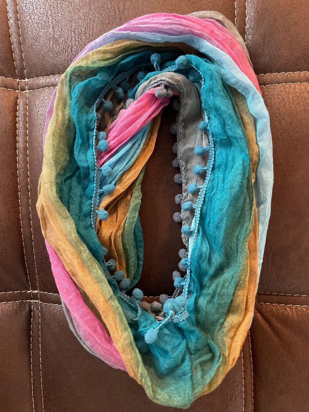 Foulard & Sciarpe: bunter Loopschal mit bommeln – Usato da Küssnacht am Rigi venduto da Monimaus03