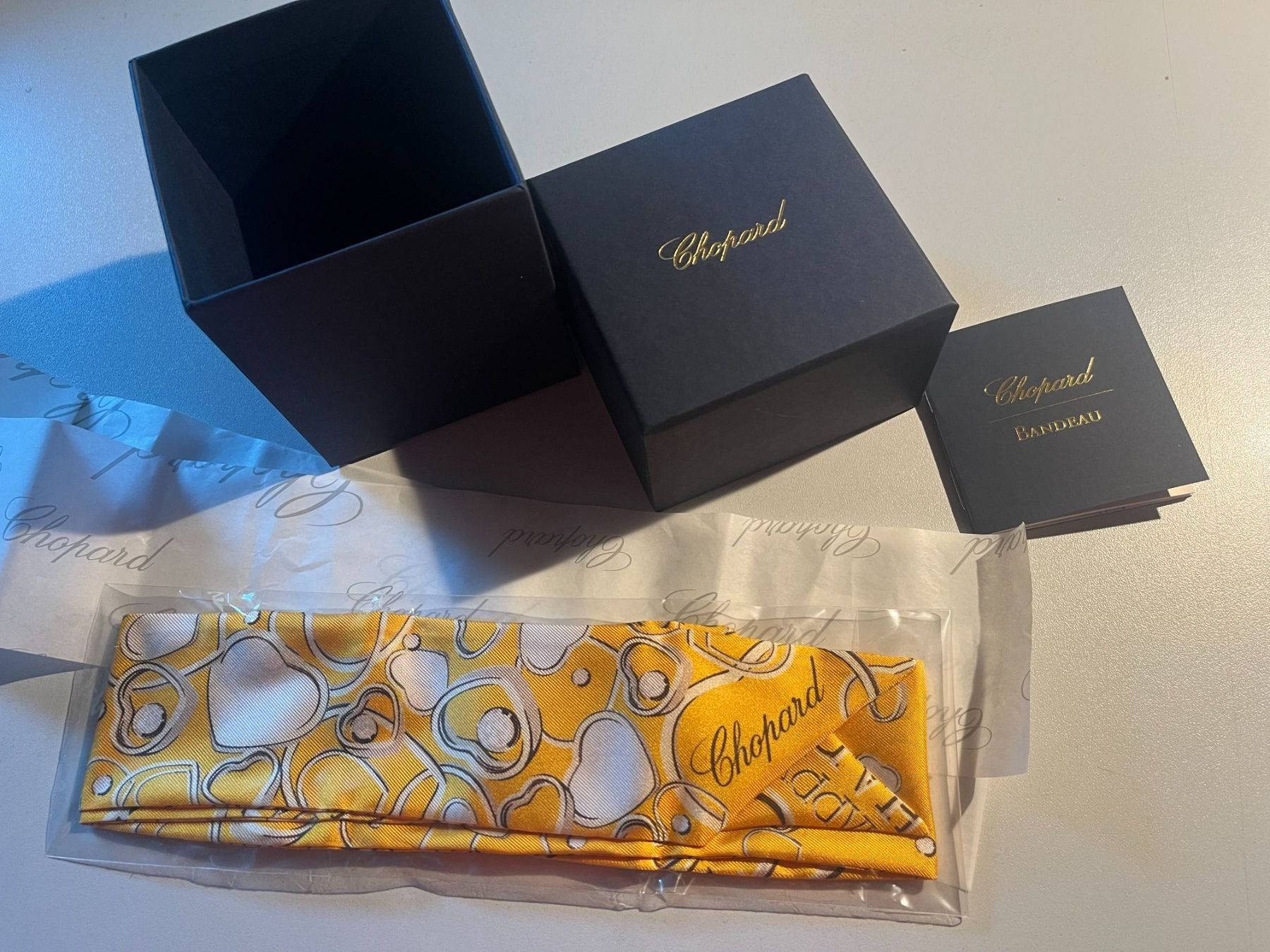 Chopard Foulard & Sciarpe: Chopard Originalverpackt Seidentuch, gelb mit Herzen – Nuovo e nell'imballaggio originale da Arch venduto da seil819