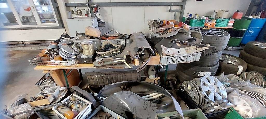 Tutti pezzi di ricambio auto: Diverse VW Käferteile zu verkaufen – Usato da Tuggen venduto da chrigi.9