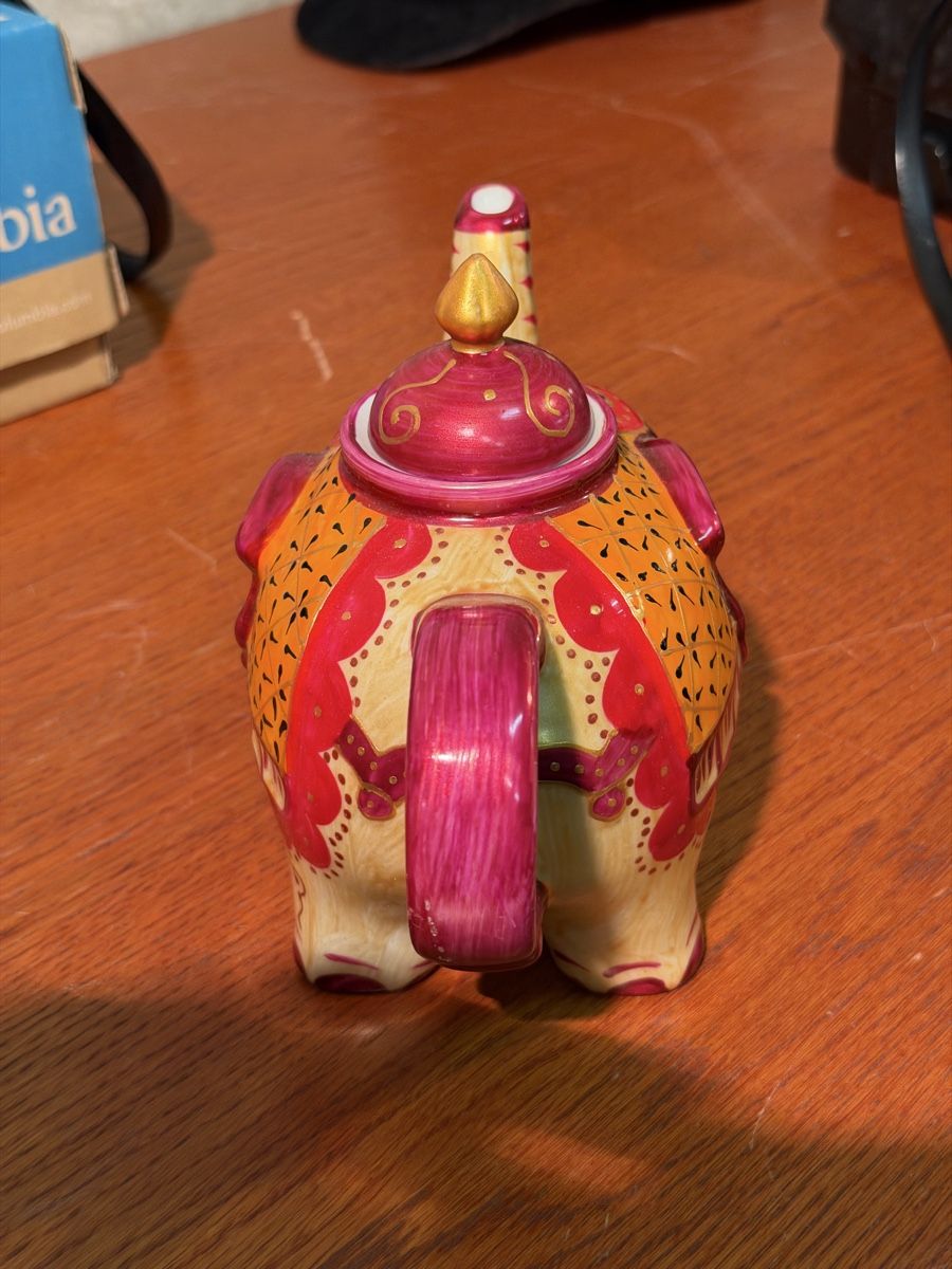 Teekannen: Vibrant Elephant Teapot - Unique Ceramic Piece for Autumn – Gebraucht aus Lausanne von vas_mbk2 5
