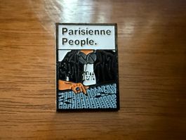 Pin Parisienne People Metall gebraucht guter Zustand