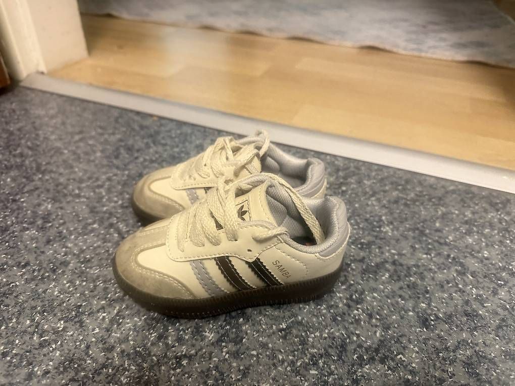 Scarpe per ragazzi: Adidas SAMBA GR.23 Kinder Schuhe  – Usato da Kloten venduto da Privat2011 3