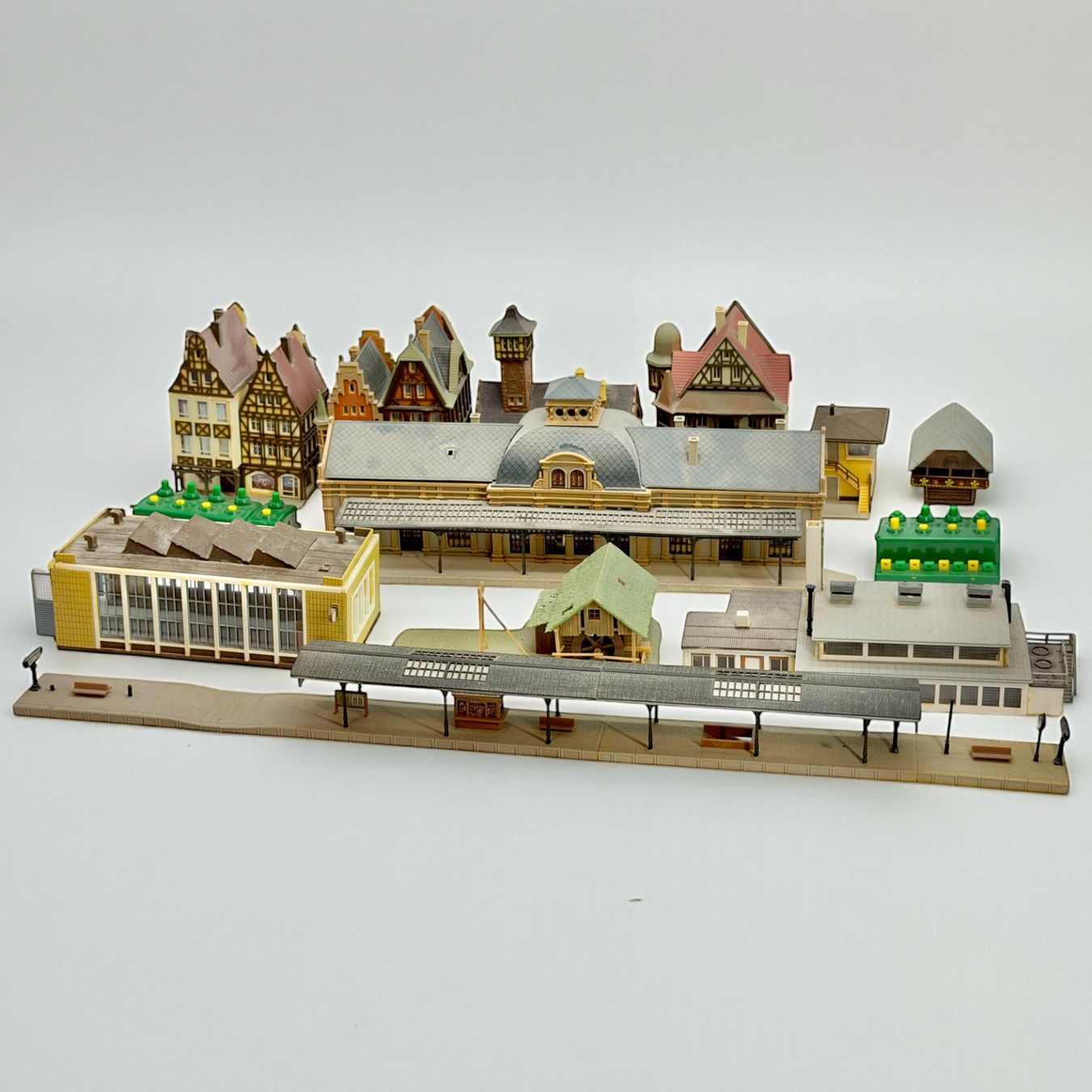 Kibri Modellini di ferrovie: Lot de 11 bâtiments miniatures pour circuits de train – Usato da Morges venduto da vintiques