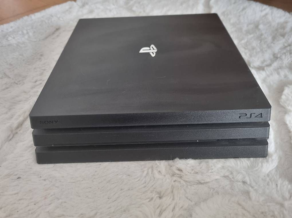 Konsolen: PS 4 mit 2 Controller – Gebraucht aus Utzenstorf von cel_vs29 2