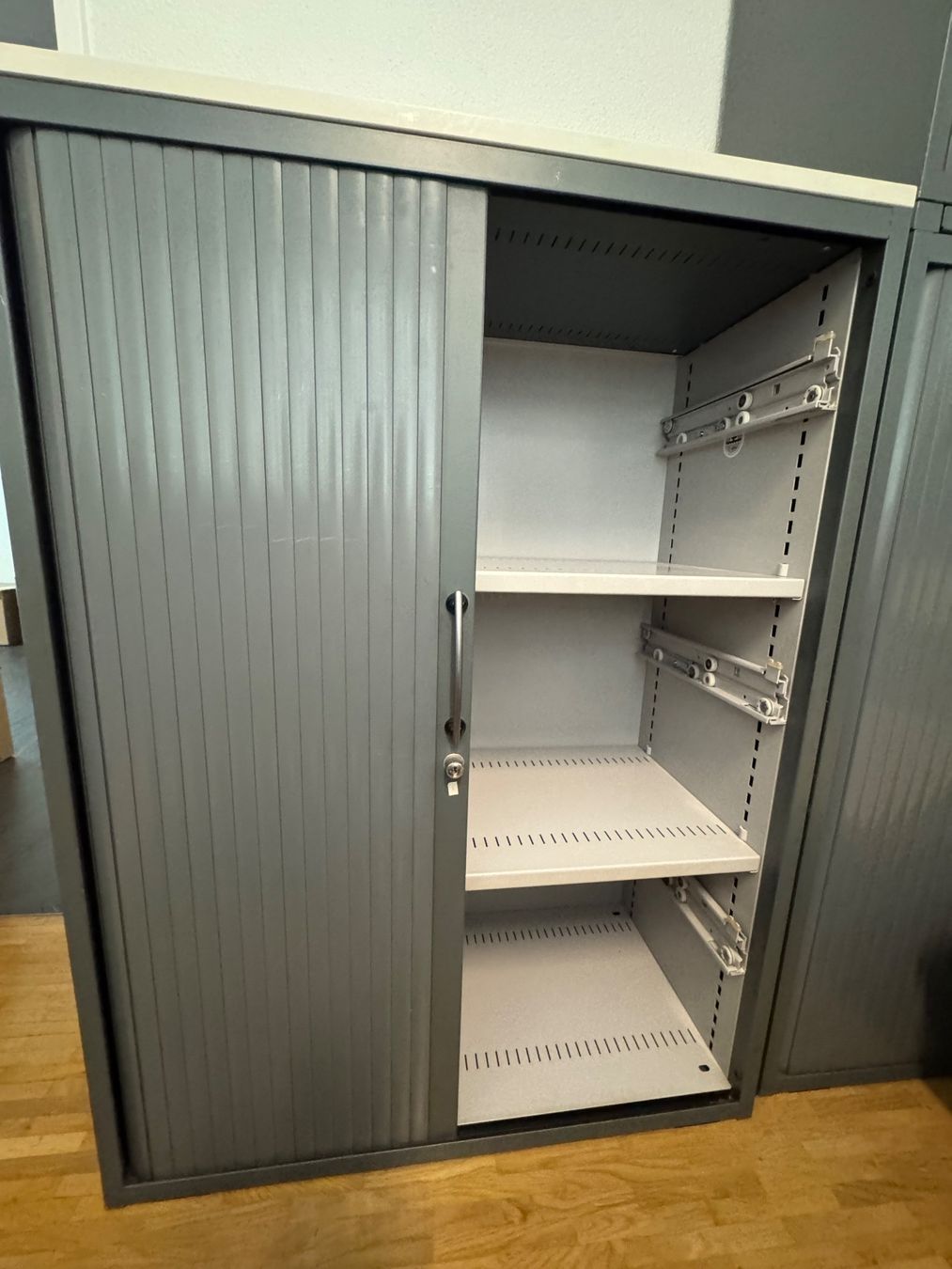 Lista Armadi: LISTA Rollladenschrank – Usato da Kestenholz venduto da cvx_889vv