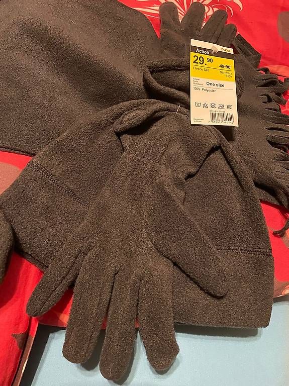 Lotti di vestiti: FLEECE SET TASCHE,HANDSCHUHE,KAPPE,UND SCHAL – Usato da Schmitten FR venduto da Zimtstengel 3