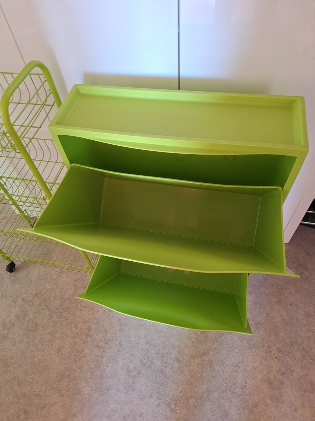 Scaffali: Grünes Regal mit Rollen & 2er Schubladenmöbel – Usato da Worb venduto da nfsolutions 2