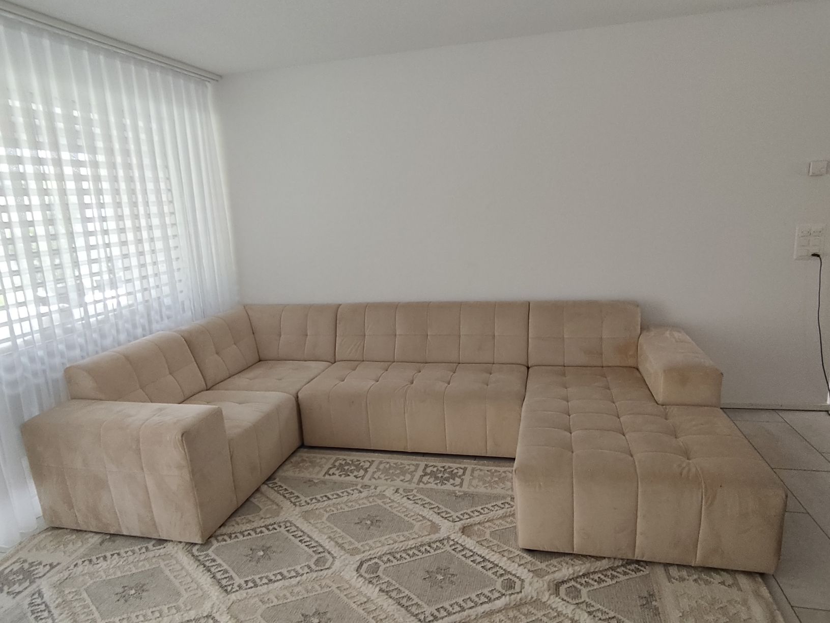 Sofas: wunderschöner Designer Sofa in Beige Samt – Neu (gemäss Beschreibung) aus Luzern von Kanzo82