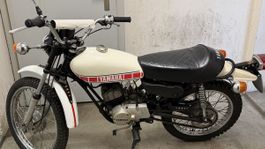 Motocicletta Yamaha 553