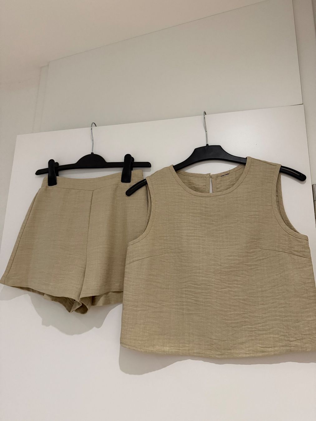 Shein Lotti di vestiti: Ensemble beige top | short – Nuovo (secondo la descrizione) da La Chaux-de-Fonds venduto da 19_po