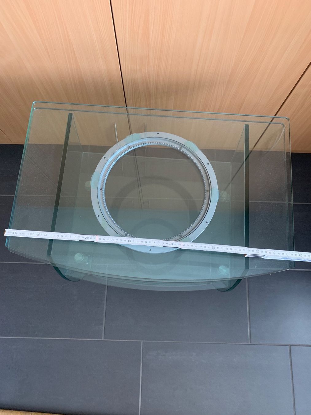 Mobili TV: Fernsehe-Möbel, Glastisch mit rollen, 360° drehbar – Usato da Mettmenstetten venduto da lre_m9hw 1