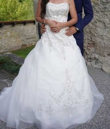 Robe de mariée avec traine et cerceau