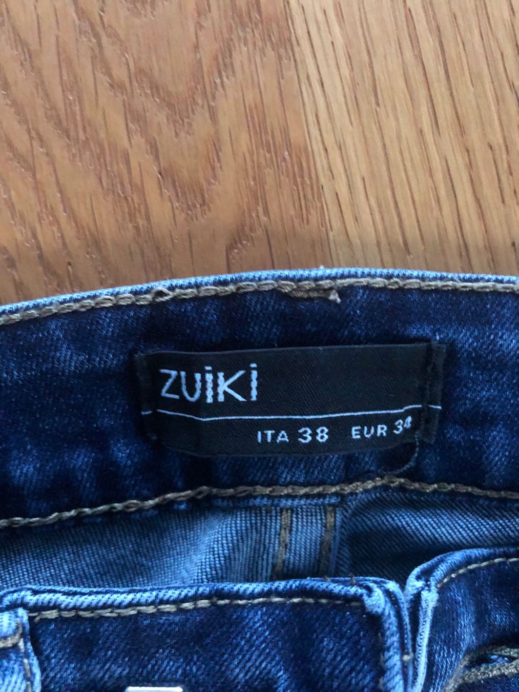 Jeans: JEANS ZUIKI 34 mit Farbklecksen – Usato da Wattwil venduto da jopara 2