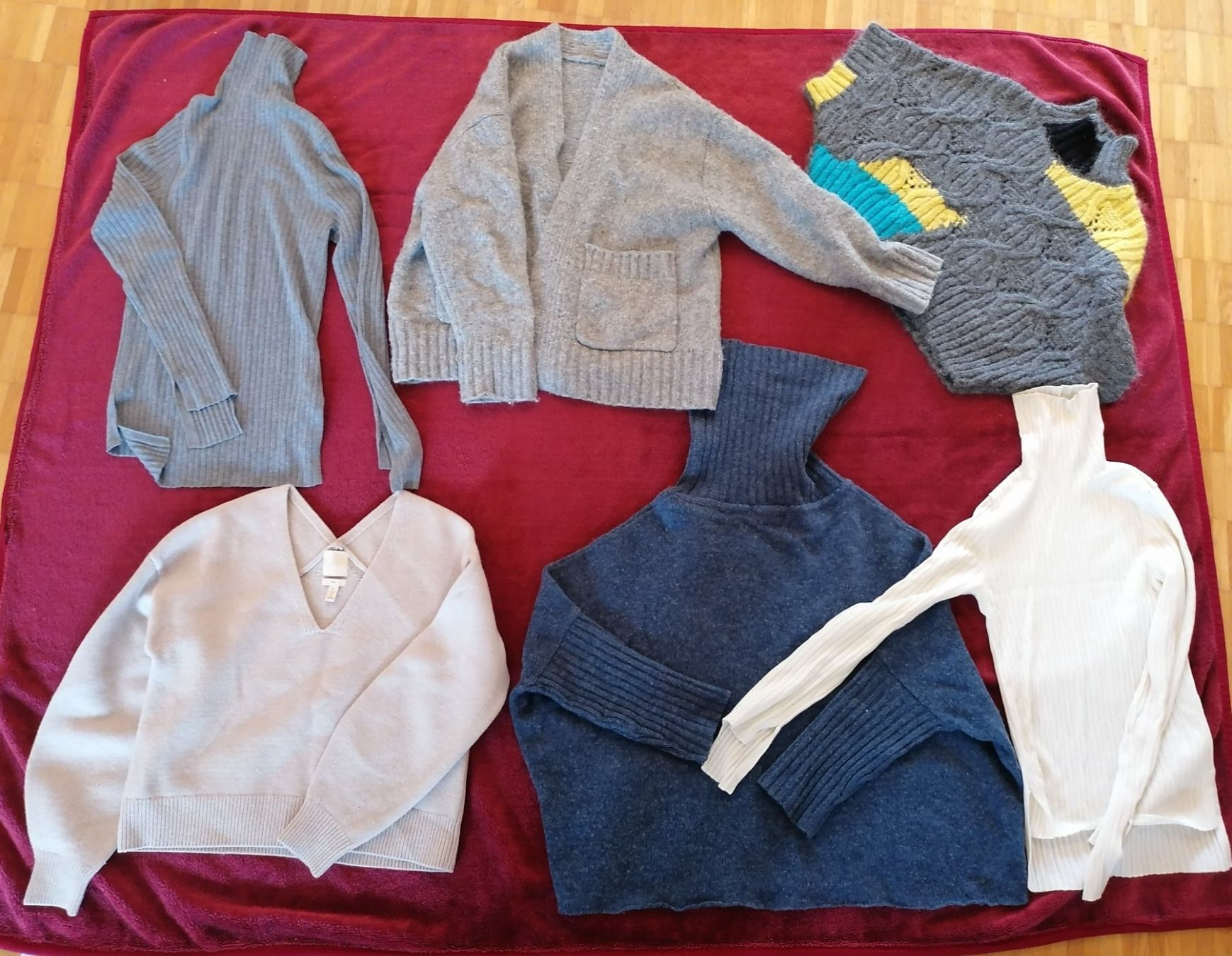 Lotti di vestiti: 9 schöne Pullis und Hoody Grösse S – Usato da Wollerau venduto da swiss-sport-discount