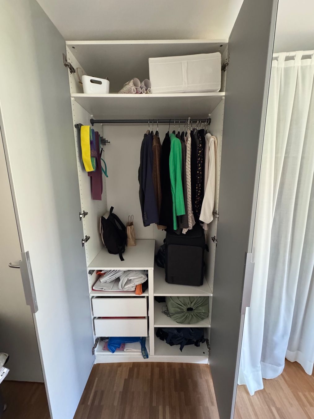 Ikea Armoires: IKEA PAX Schrank mit Spiegeltüren – D'occasion à Zürich par Saskia125 1