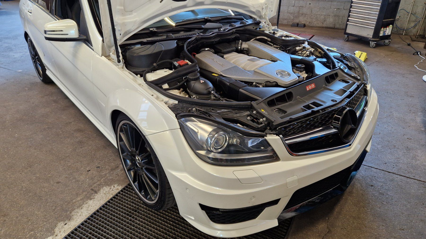 Mercedes-Benz Tutti pezzi di ricambio auto: Motorabdeckung C63 AMG – Usato da Hitzkirch venduto da Louiee 4