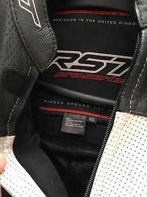 Lotti di vestiti: RST Lederkombi, Helm Caberg, Alpinestar Handschuhe – Usato da Volketswil venduto da oli_9mgr 3