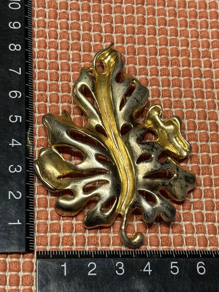 Spille & Fermagli: Grosse Brosche Blatt gold farbig / Modeschmuck – Usato da Rümlang venduto da BoutiqueMonique16