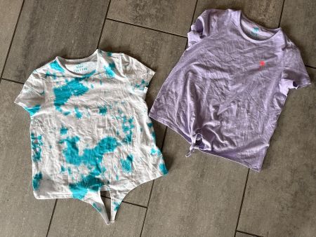 Kleider Mädchen Gr. 134 / 140 2 kurze T-Shirts