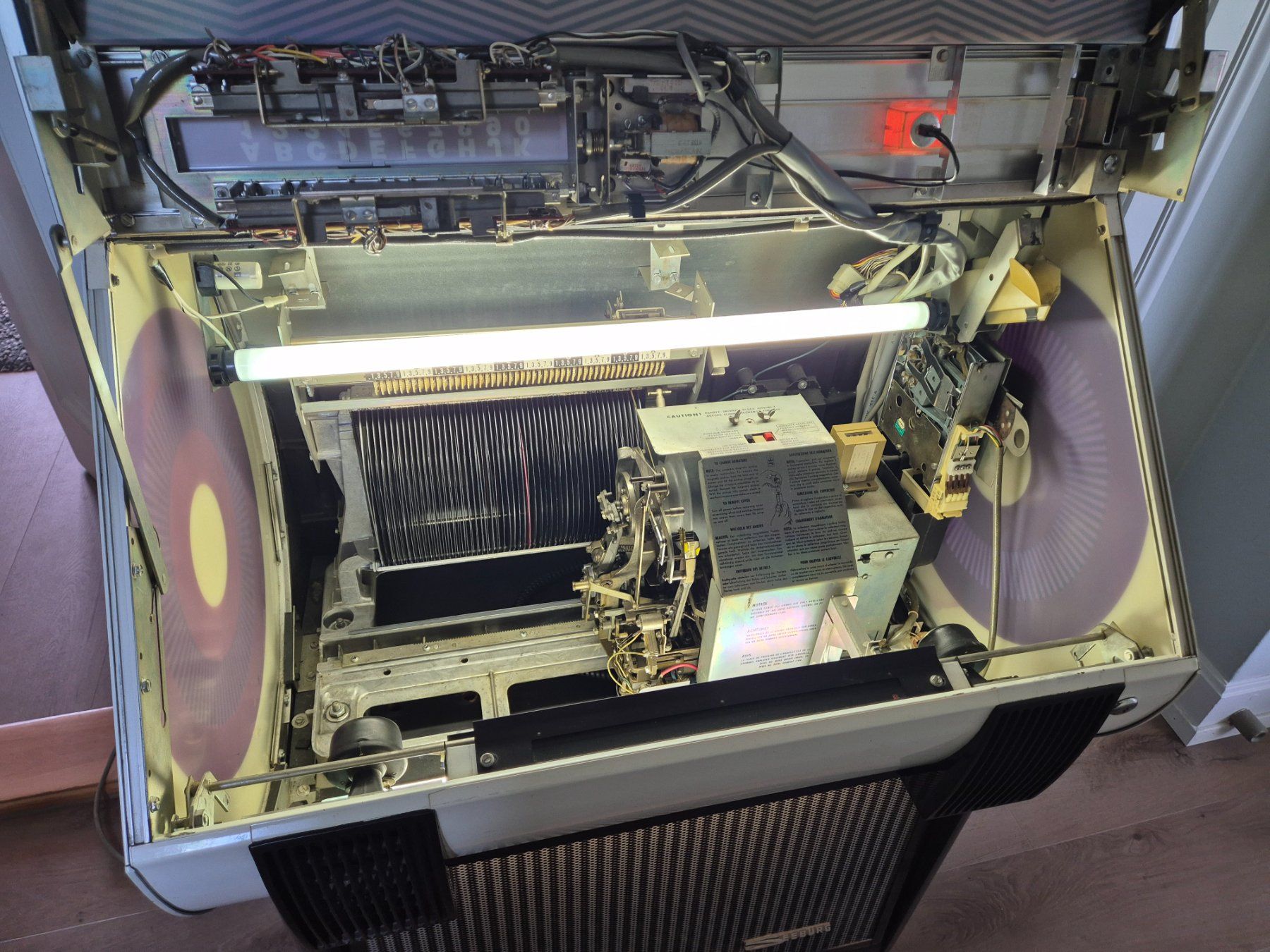 Seeburg Jukebox: Jukebox Musikbox Seeburg "Marauder", ca. 1973, läuft – Usato da Bülach venduto da Uhrenwerkstatt 6