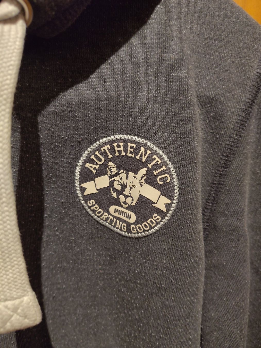 Puma Maglioni & Felpe: Hoodie-Jacke – Usato da Bern venduto da Linii 1