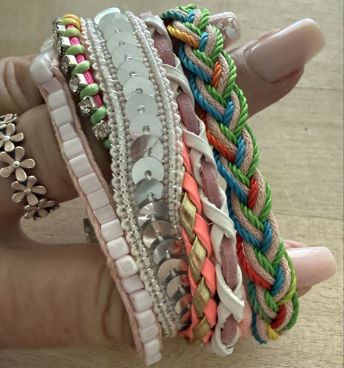 Bracciali & Braccialetti: Armband Set mit Glitzer und Perlen neuwertig – Usato da Lyss venduto da Sibella56