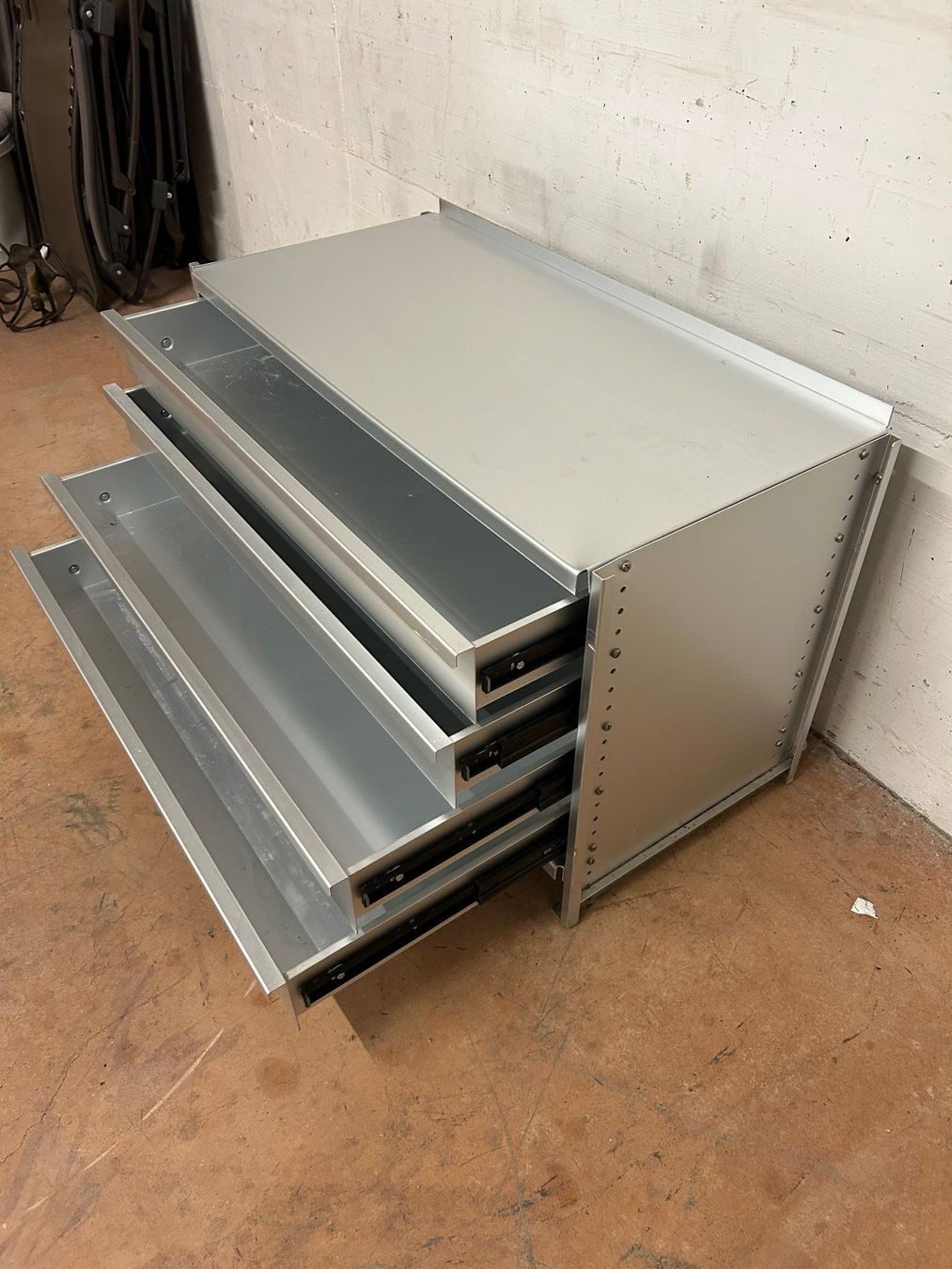 Kommoden: Kommode aus Aluminium – Gebraucht aus Zürich von  2