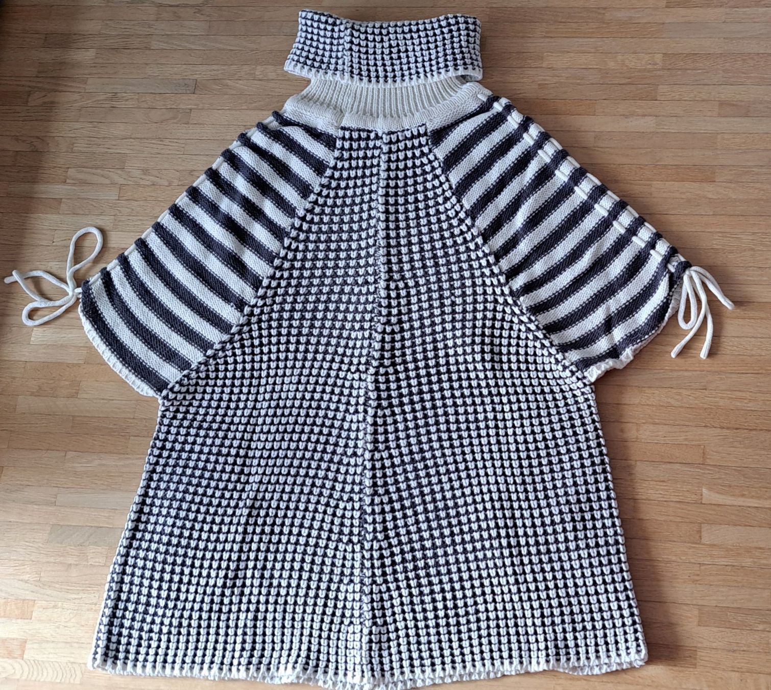 Altro in Moda donna: Poncho attractif en maille avec col roulé – Nuovo (secondo la descrizione) da Le Mont-sur-Lausanne venduto da olatiu 3