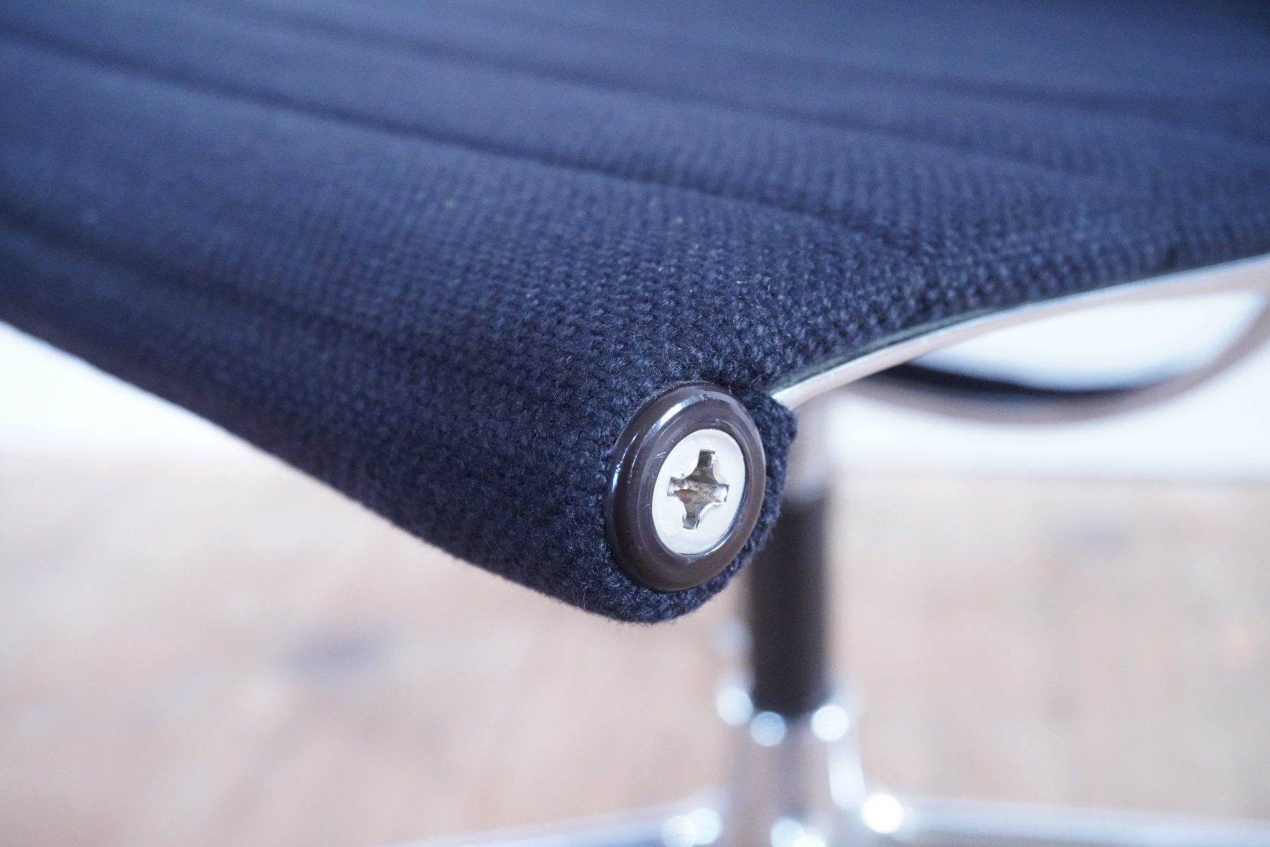 Vitra Sedie: Vitra Eames Alu Chair EA107 Hopsak nero – Usato da Bad Zurzach venduto da QLASSIQ 8