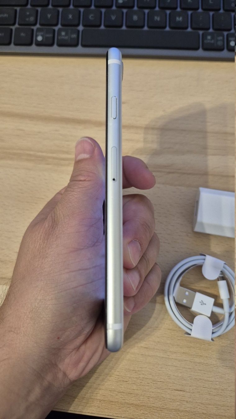 Apple Telefoni cellulari / Smartphones: iPhone SE 2020 64GB White 3034 – Usato da Münchenbuchsee venduto da MV_Solutions 7