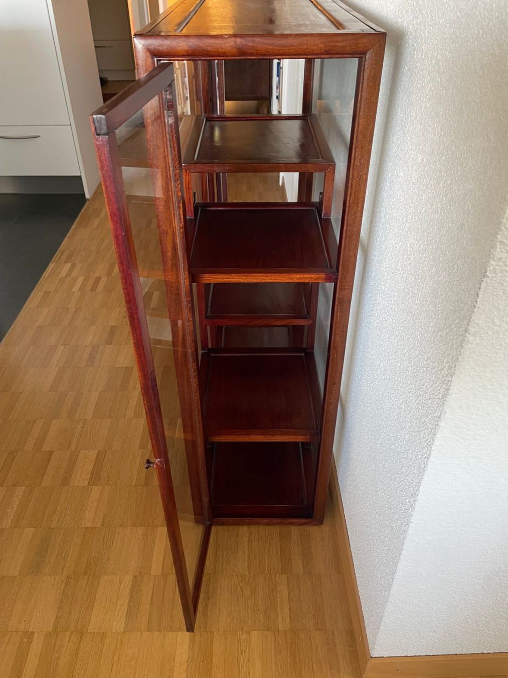 Vitrinen: Moderne Vitrine im chinesischen Stil – Gebraucht aus Bern von curtius01 2