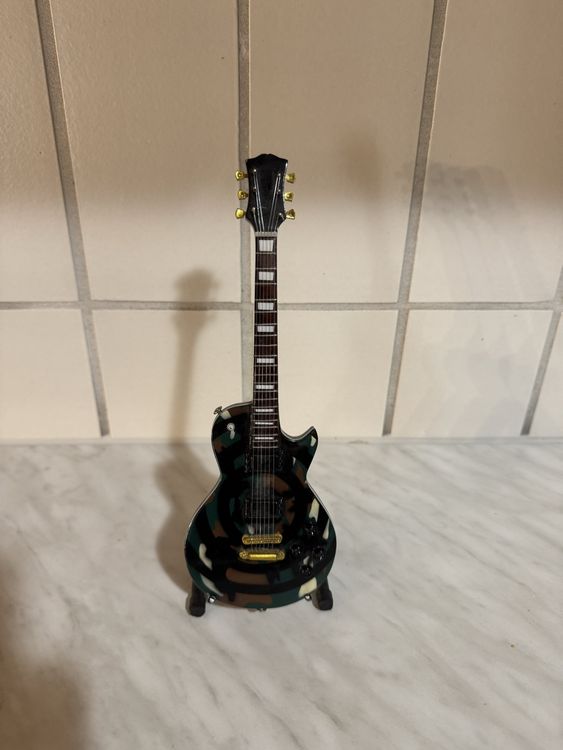 ARTSTUDIO35 Johnny Cash Miniatur-Gitarre Schwarz – Handgefertigte Sammler-Replik Mit Plektrum & Ständer