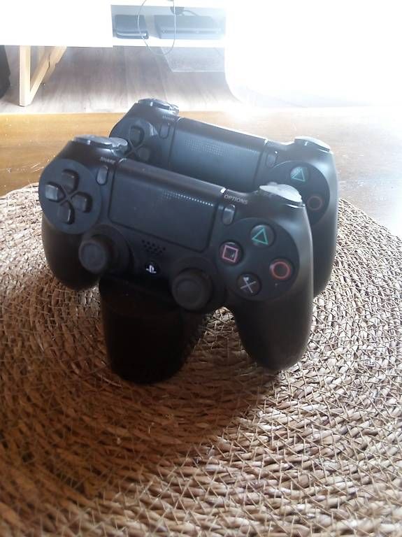 Manettes: PS4 Controller mit Ladestation – D'occasion à Winterthur par dta_fhz8 1